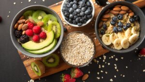 Los alimentos que tienes que comer en el desayuno para tener más energía y estar menos hinchado, según una experta