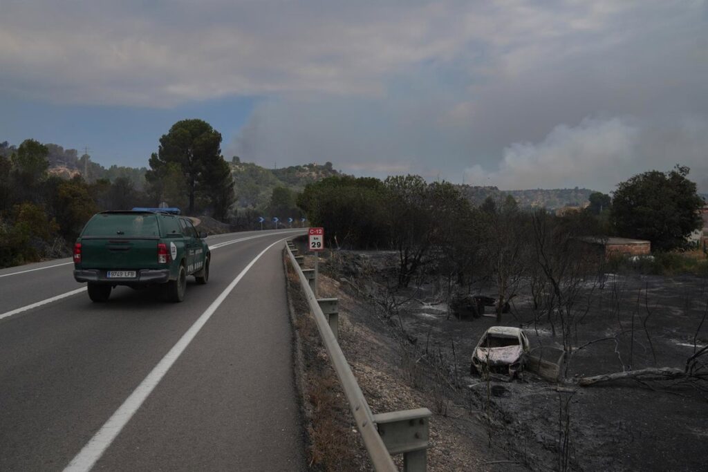 Los bomberos confían en controlar el incendio de Paüls (Tarragona) este jueves por la tarde