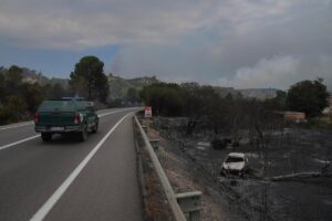 Los bomberos confían en controlar el incendio de Paüls (Tarragona) este jueves por la tarde