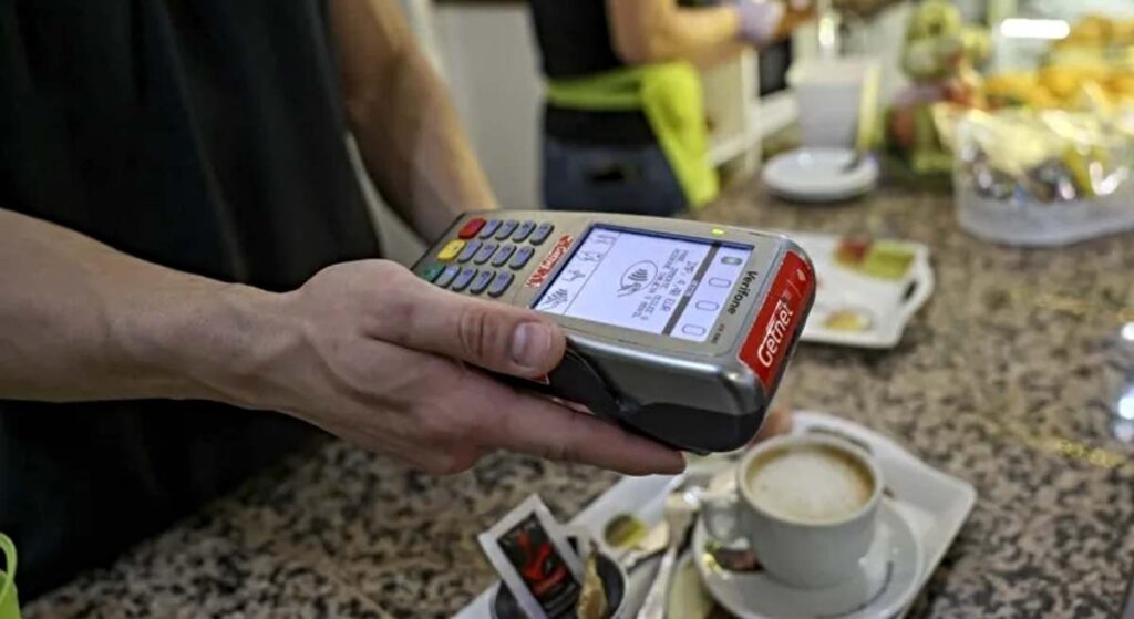Los ciudadanos de la eurozona prefieren pagar con tarjeta mientras sigue bajando el número de cajeros automáticos