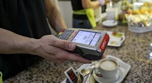 Los ciudadanos de la eurozona prefieren pagar con tarjeta mientras sigue bajando el número de cajeros automáticos