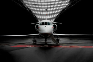 Los jets privados y los viajeros premium contaminan mucho, así que España ya planea qué hacer con ellos: cobrarles mucho más