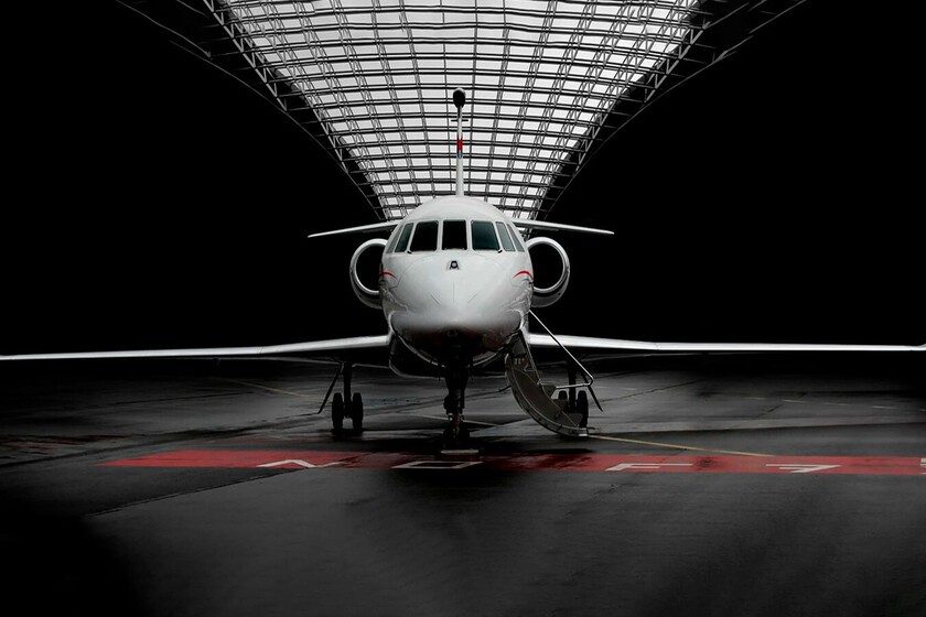 Los jets privados y los viajeros premium contaminan mucho, así que España ya planea qué hacer con ellos: cobrarles mucho más