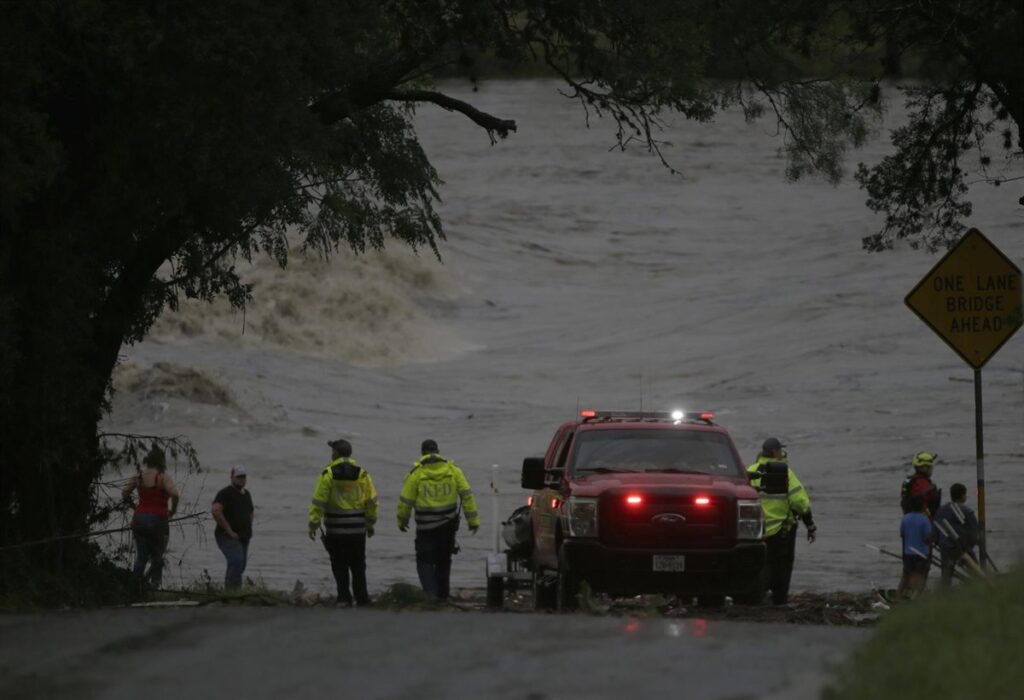 Los servicios de rescate prosiguen su labor en Texas en medio de la amenaza de nuevas y catastróficas inundaciones