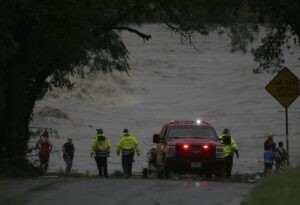 Los servicios de rescate prosiguen su labor en Texas en medio de la amenaza de nuevas y catastróficas inundaciones