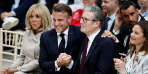 Macron y Starmer se reúnen en busca de un acuerdo migratorio ante el récord de cruces ilegales del canal de la Mancha