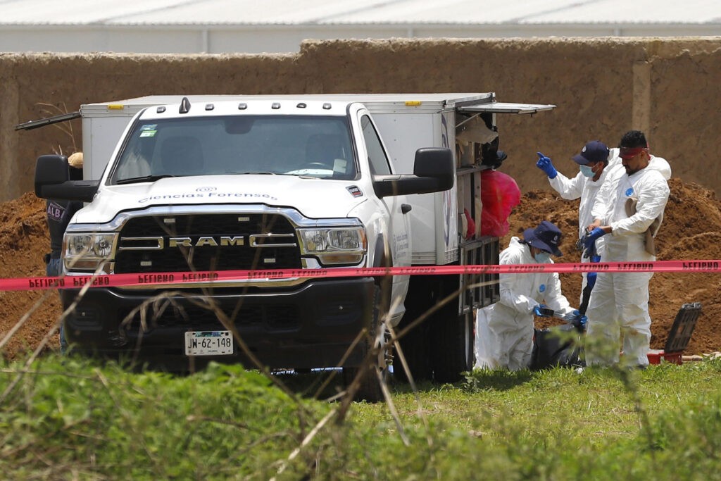 Madres buscadoras hallan fosas con restos humanos y más de 200 prendas en norte de México - AlbertoNews