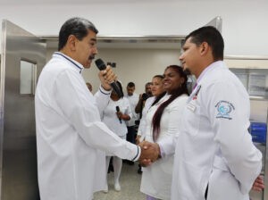 Maduro admitió que depende del «apoyo de Cuba» en la formación de médicos en Venezuela
