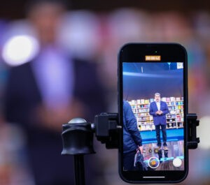 Maduro busca en China reforzar su laboratorio de propaganda con desarrollo de una IA