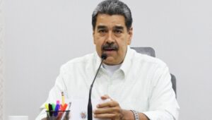 Maduro convoca a reunión con gobernadores y alcaldes electos
