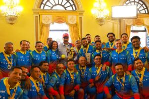 Maduro recibe en Miraflores al equipo de softball campeón mundial
