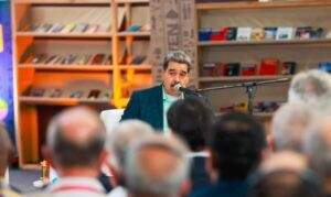 Maduro usó un libro para denunciar presuntos golpes electorales en Latinoamérica