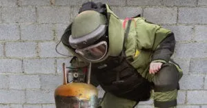 Malandro se viste con traje antiexplosivo para robar bombona – El Chigüire Bipolar