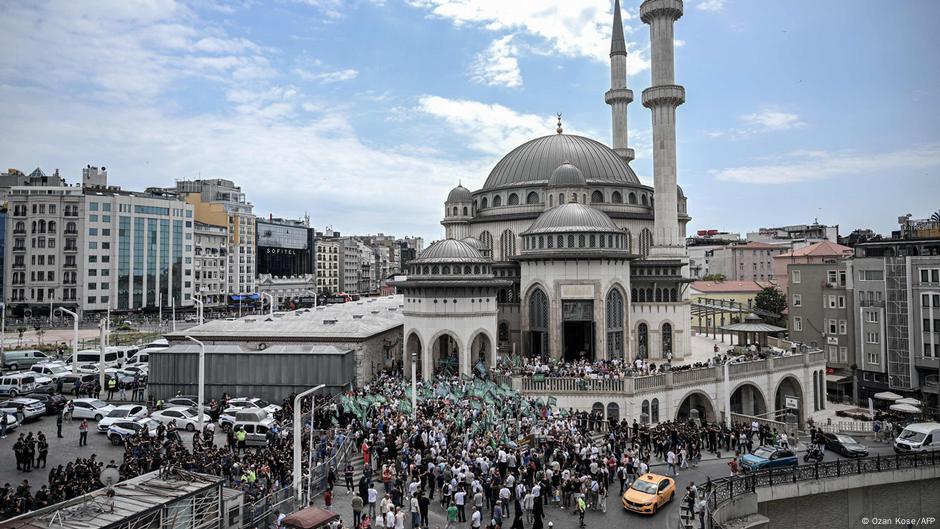 Más de 10.000 se manifiestan en Estambul contra el gobierno – DW – 01/07/2025