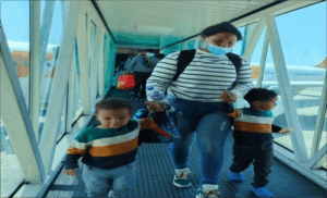 Más de 300 migrantes venezolanos retornaron en vuelo procedente de México