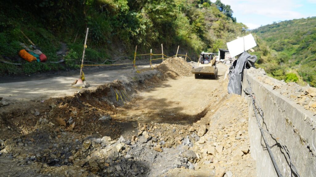 1 Intervienen punto crítico ubicado entre el puente Quiña y el casco urbano de San José, en el municipio de Albán, zona que resultó gravemente afectada por las fuertes lluvias.