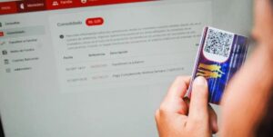 Más del 83 % de los venezolanos quiere trabajo en lugar de bonos de la patria, según Meganálisis