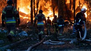 Masivo ataque ruso deja 23 personas heridas en Kiev – DW – 04/07/2025