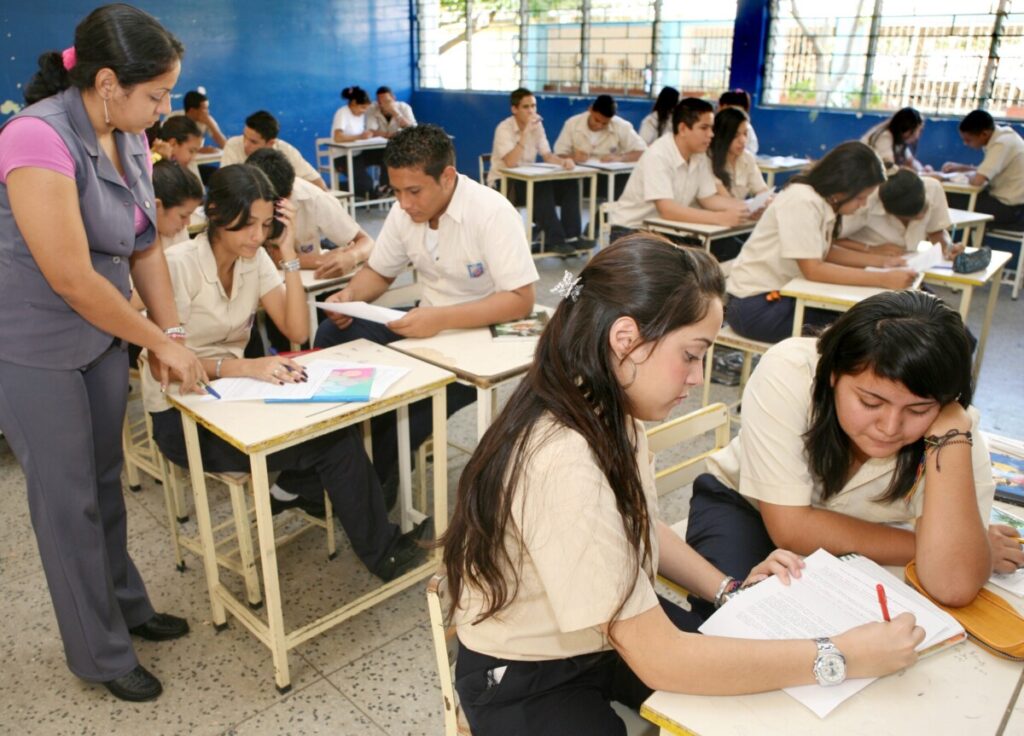 Mejores promedios en bachillerato podrán formar a compañeros