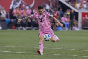 Messi rompió récord histórico y superó a Cristiano Ronaldo en la batalla goleadora