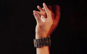 Meta diseña una pulsera que permite interactuar con ordenadores solo moviendo las manos