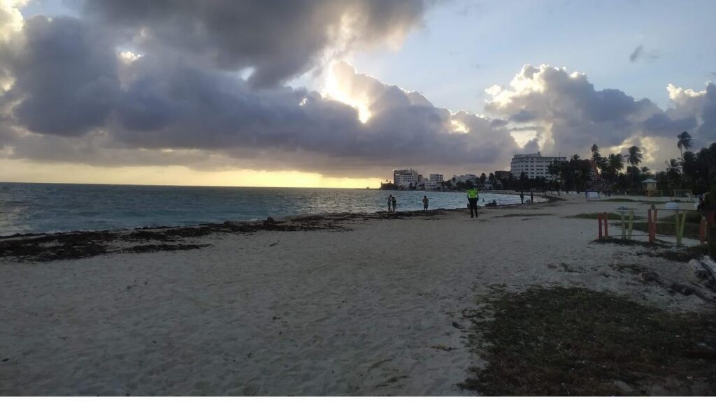 Meteorólogo Max Henríquez advierte que nube de polvo del Sahara está cubriendo el Caribe
