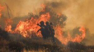 Miles de evacuados por violentos incendios en zonas turísticas de Grecia y Turquía - AlbertoNews