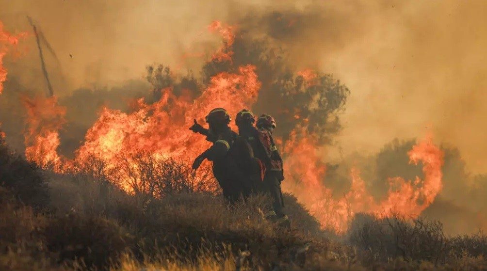 Miles de evacuados por violentos incendios en zonas turísticas de Grecia y Turquía - AlbertoNews