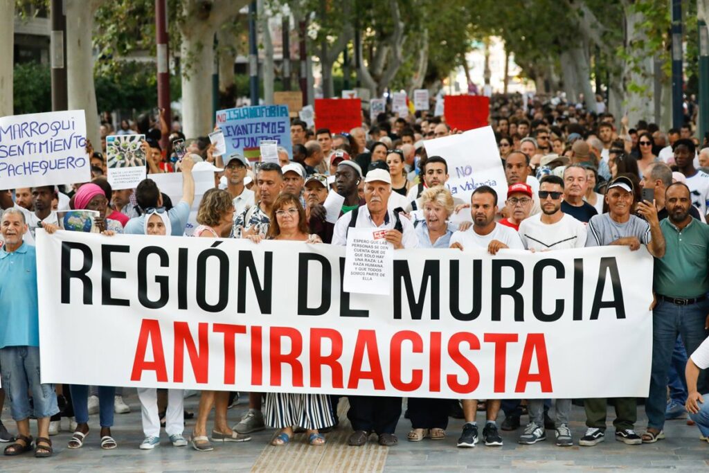 Miles de personas se manifiestan en Murcia para dejar claro que "la Región no es racista" y abogan por la convivencia
