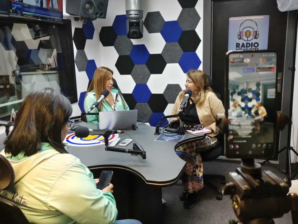 Ministra Santaella reconoce labor de mujeres del sector Transporte