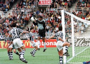 Muere Peter Rufai, el portero que no quiso reinar