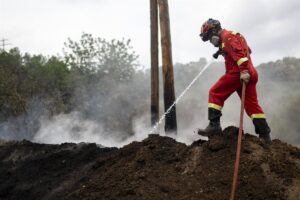 Muere un auxiliar del EPAF de Bombers que trabajaba en el incendio de Paüls (Tarragona) | europapress.es