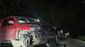 Mueren dos mujeres durante choque entre moto y camioneta
