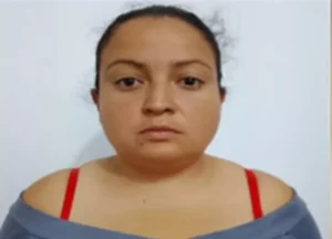 Mujer golpeó y mordió a su hijo de 13 años
