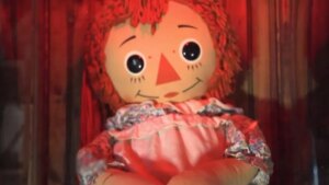 Murió de manera extraña investigador paranormal que llevaba la muñeca Annabelle de los Warren: esto se sabe