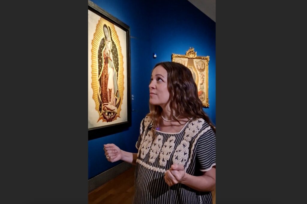 Natalia Lafourcade canta ante un cuadro de la Virgen de Guadalupe en el Museo del Prado
