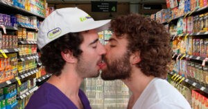 Negocio ofrece beso con lengua a clientes que paguen en dólares