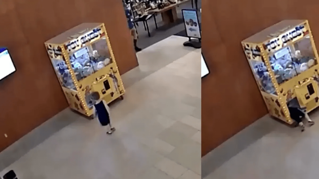 Niño quedó atrapado en una máquina de peluches y las autoridades tuvieron que iniciar un operativo para sacarlo
