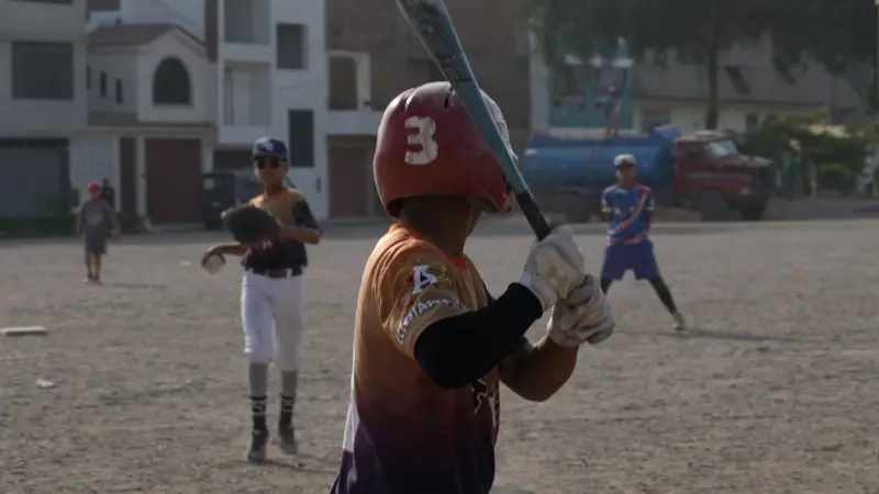 Niños migrantes venezolanos en Perú utilizan el béisbol para reconectarse con su país