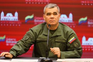 «No estamos mamando gallo»: La nueva amenaza de Padrino López para «defender» a Venezuela | lapatilla.com
