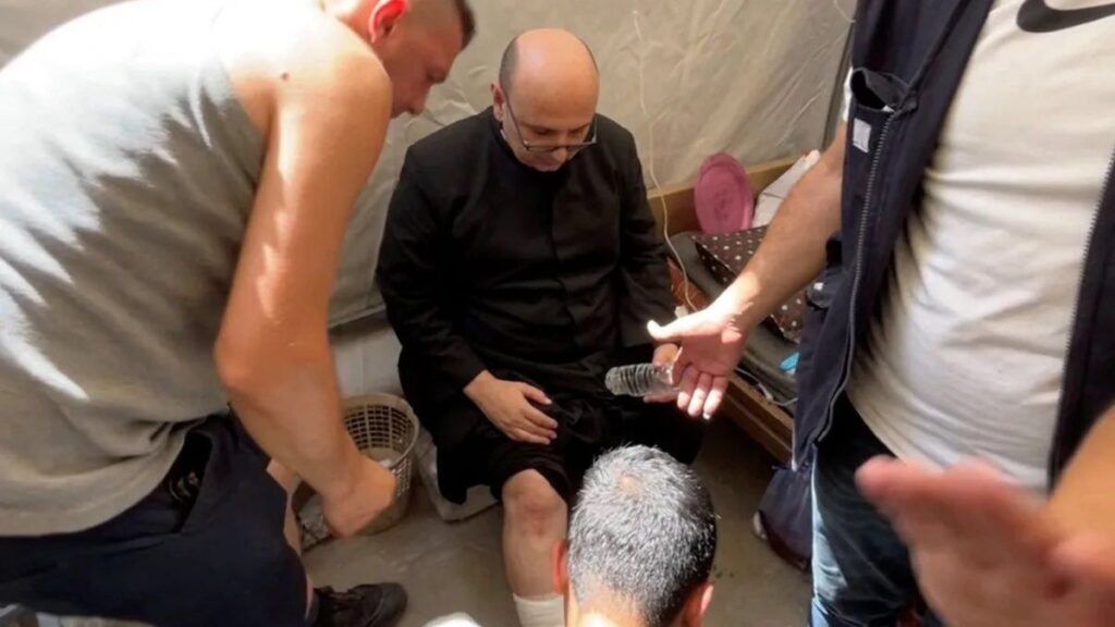Nuevo bombardeo de Israel sobre Gaza impactó la única iglesia católica y causó varios heridos, entre ellos el párroco argentino Gabriel Romanelli