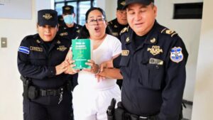ONG denuncia traslado "arbitrario" de cárcel de abogada crítica de Bukele - AlbertoNews