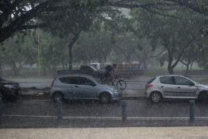 Onda tropical se desplaza en el centro del país con lluvias