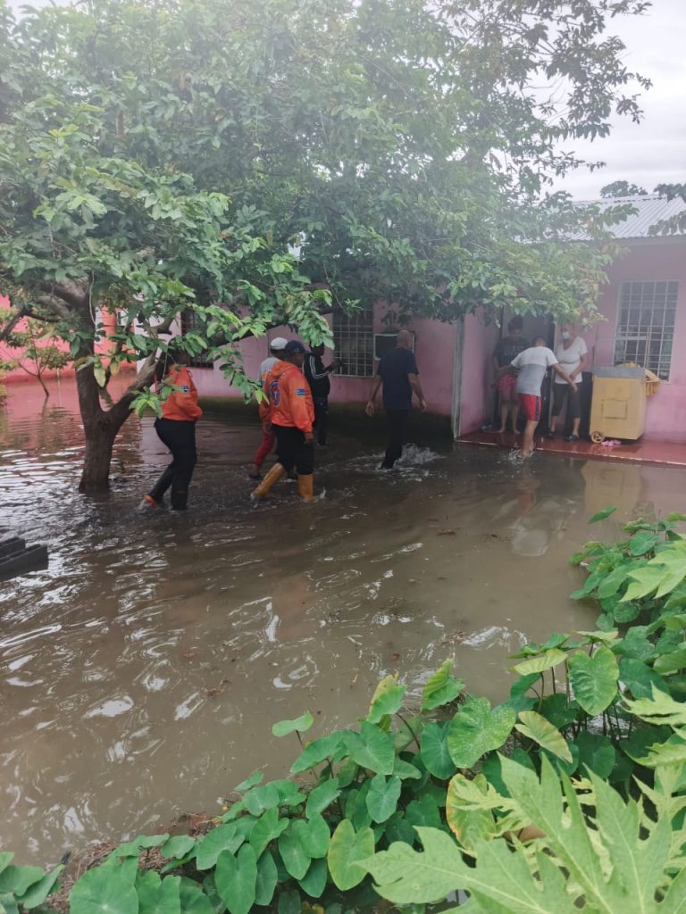 Organismos de seguridad atienden inundaciones en Turén