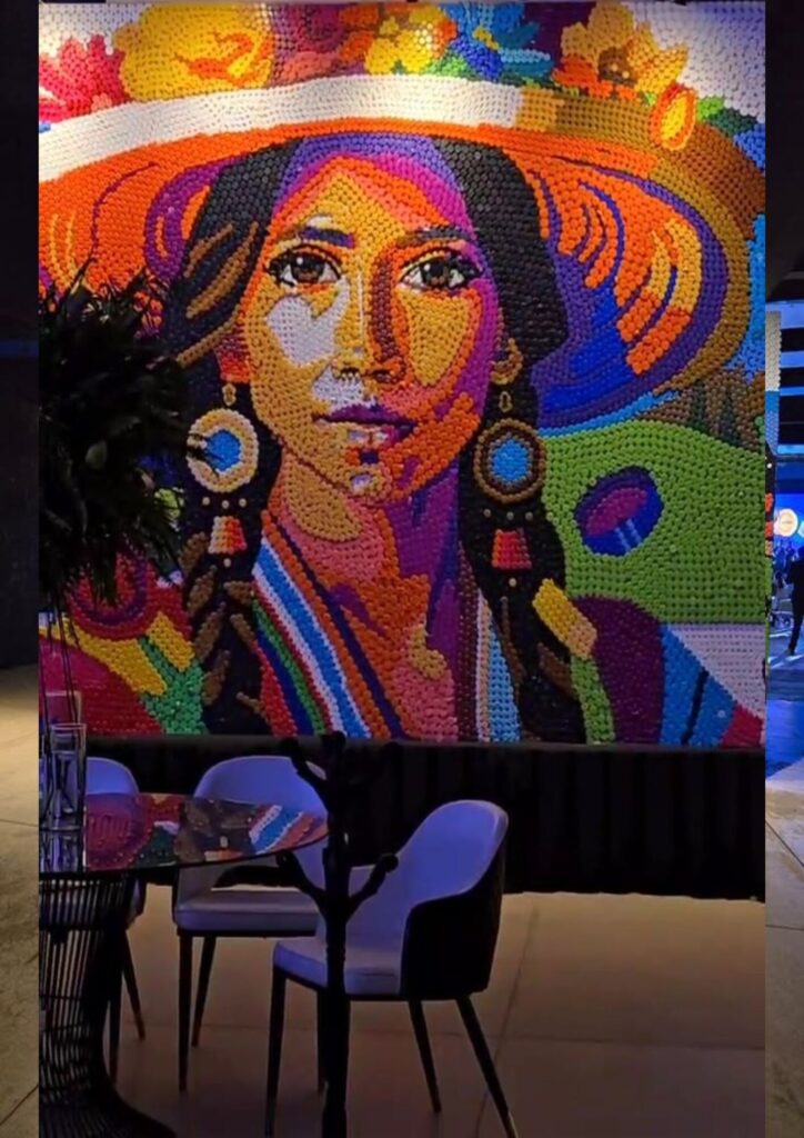 Oscar Olivares devela dos murales con tapas recicladas en México
