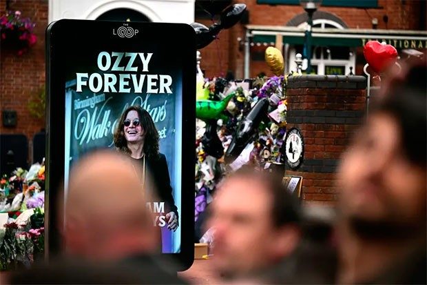 Ozzy Osbourne es despedido en Birmingham con una procesión fúnebre