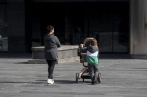 PSOE y Sumar acuerdan ampliar el permiso por nacimiento a 17 semanas y retribuir parte del de cuidado de menor | europapress.es