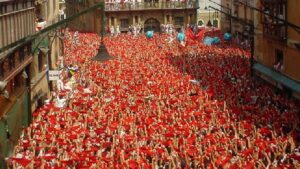 Pamplona dio inicio al festival de San Fermín, con sus tradiconales encierros de toros