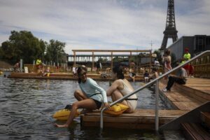 Zona de baño en el Sena frente a la torre Eiffel, este sábado en París.