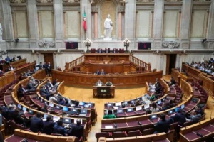 Parlamento de Portugal limitó la reagrupación familiar de migrantes